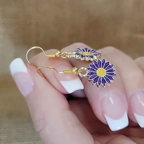 PURPLE DAISY DAINTY DROP EARRINGS - Picture 4 of 8